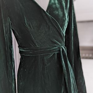 Beautiful green velvet dress, size 4. Like new!